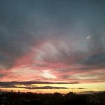 언니가 노을을 찍었는데 <b>ufo</b>같은게 찍혔어요!!