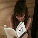 가을, <b>독서</b> 삼매경에 푹 빠진 아이돌