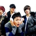 <b>헤드폰</b>도 패션 같은 아이돌 멤버