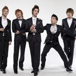 단정한 모습의 블랙<b>수트</b> 입은 아이돌