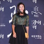 김유정, 어린애한테 이런 옷 좀 안어울려.....