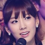 피어싱으로 한껏 멋낸 <b>남녀</b> 아이돌
