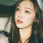 자꾸 눈이<b>가네</b> 하얀 그 얼굴에