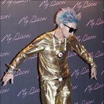 독특한 포즈로 사진 찍는 지드래곤 <b>feat</b>.빅뱅