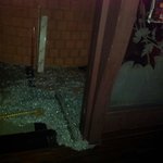 찜질방에서 자다 깨진 <b>유리문</b>이 절 덮쳤어요!