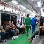 막 돈뿌리는 지하철 궁금하면 500원.. 동전남들 정체가????