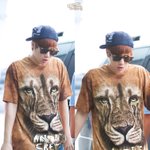 모자 옆으로 돌려쓰고 호피<b>무늬</b> 선글라스쓰고 입술은 뭐이리 이쁘냐...