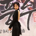 너무 말라서 <b>등뼈</b> 라인 다 보이는 이윤지 뒤태