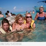 야 <b>일행</b>인척 해라..