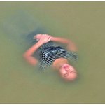 물에 뜬 시체 건져보니 충격