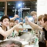 즐거워 보이는 남자 아이돌 <b>회식</b> 풍경