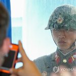 아메리칸 아이돌 바라보는 북한 <b>병사</b>