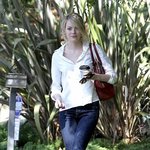 스키니+흰 셔츠+플랫 슈즈 <b>차림</b>의 엠마 스톤