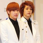 <b>공손</b>하게 손 모으고 있는 아이돌