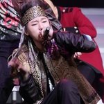 남자 아이돌의 호피 <b>무늬</b> 패션