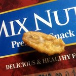 믹스너트에서 땅콩에 죽은 벌레가 <b>거미줄</b> 안에 붙어서 들어있어요!!