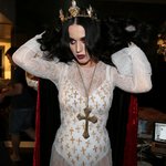 빨간 렌즈끼고 제대로 뱀파이어가 된 케이티 페리