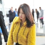 노란 뽀글이 자켓 입은 강민경