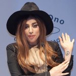 평범해진 레이디 가가.... 낯설어... 몰라... 무서워...