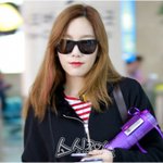 태연 진짜 안 어울리는 빨간 립스틱 바름