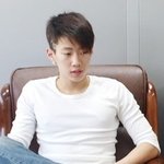 남자 아이돌의 <b>청바지</b> 흰티 패션