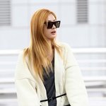 <b>가운</b> 입고 공항 온 거 같은 나나