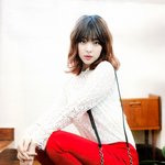 설리 단발머리 피스 붙이고 화보 찍음