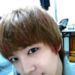 변신한 이홍기의 핑크색 <b>브릿지</b> 머리