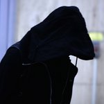 보고 깜놀한 엘<b>명수</b> 공항 패션