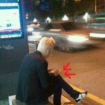 버스 정류장에서 담배피는 사람