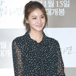 <b>단화</b>를 신어도 길쭉한 유인영