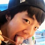 혀 내밀고 <b>셀카</b> 찍은 스타들