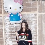 섹시포텐 현아vs<b>뾰루퉁</b> 크리스탈, 같은 원피스 다른 표정!