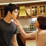 팬들 <b>멘붕</b> 시키는 아이돌 키스신