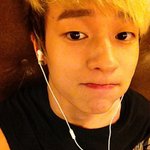 <b>헤드폰</b>-이어폰 자랑하는 아이돌