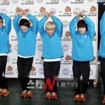 포토존 <b>포즈</b>가 독특한 <b>남자</b> 아이돌들