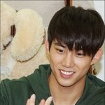 팬들 손 잡아 주는 훈훈한 아이돌