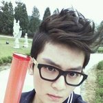 <b>쌩얼</b>에 안경써도 훈훈한 아이돌