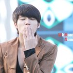 귀엽게 <b>손키스</b> 날리는 아이돌