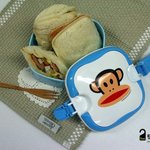 <b>채소</b> 넣고, 햄 넣고 꼭꼭 눌러주면, 눌러샌드위치! 