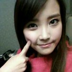 귀요미 <b>포즈</b> 취하고 있는 연예인