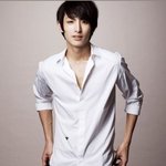 <b>이수혁</b> 셔츠에있는 저 검은색 뭐져?