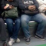 다리 좀 오므리고 앉자.