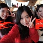 세명의 여자가 카메라를 보며 한 일이..