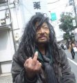 어제 술마시고 집에 오는데 <b>옆집</b> 창문에 어떤 사람이