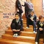 보는 나도 <b>뻘쭘</b>해지는 아이돌