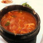 학교도 깨진 것에 음식 담고 <b>식탁</b> 안 닦이는 학교식당이신가요?ㅠㅠ
