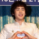 <b>팬</b>들에게 하트 날리는 아이<b>돌</b>들