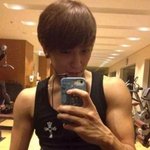 근육 <b>자랑</b>하는 아이돌 멤버들