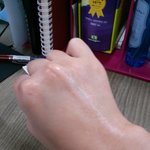 제<b>손등</b>이 그렇게 거칠한가요?ㅠㅠ남치니가 핸드크림 사줬어요 ㅠㅠ